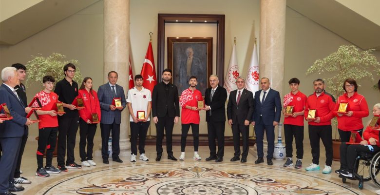 Sporun Enlerinde 2 Sporcumuza Ödül