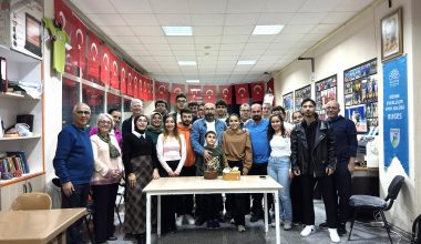 İftar Sofrasında Üç Doğum Günü ve Dünya Kadınlar Günü Coşkusu İftar Sofrasında Üç Doğum Günü ve Dünya Kadınlar Günü Coşkusu