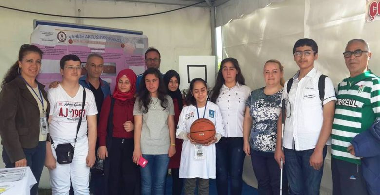 Sporcumuz Yaren Dereli; Bilim Fuarın da, İş Başın da Sporcumuz Yaren Dereli; Bilim Fuarın da, İş Başın da