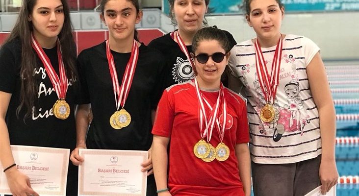 Yüzme Şampiyonasında 6 Madalya! Yüzme Şampiyonasında 6 Madalya!