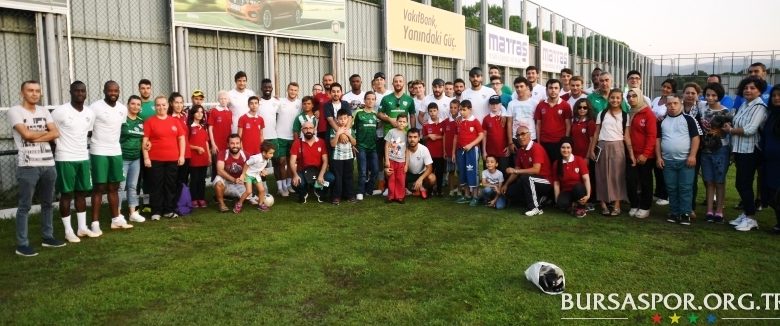 Teşekkürler Bursaspor… Bursaspor’un davetlisi olarak; teknik ekip ve futbolcularla, sporcularımız bir araya geldi. Teşekkürler Bursaspor… Bursaspor’un davetlisi olarak; teknik ekip ve futbolcularla, sporcularımız bir araya geldi.