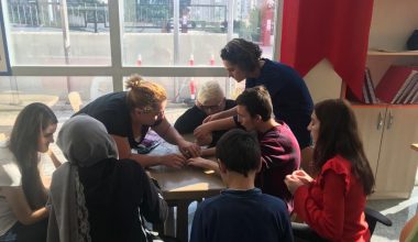 El işi atölyemiz başladı. El işi atölyemiz başladı.