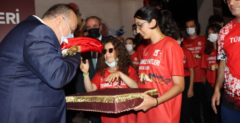 Sporcularımız, Şanlı Bayrağımızı Bursa Valisi’ne Takdim Etti